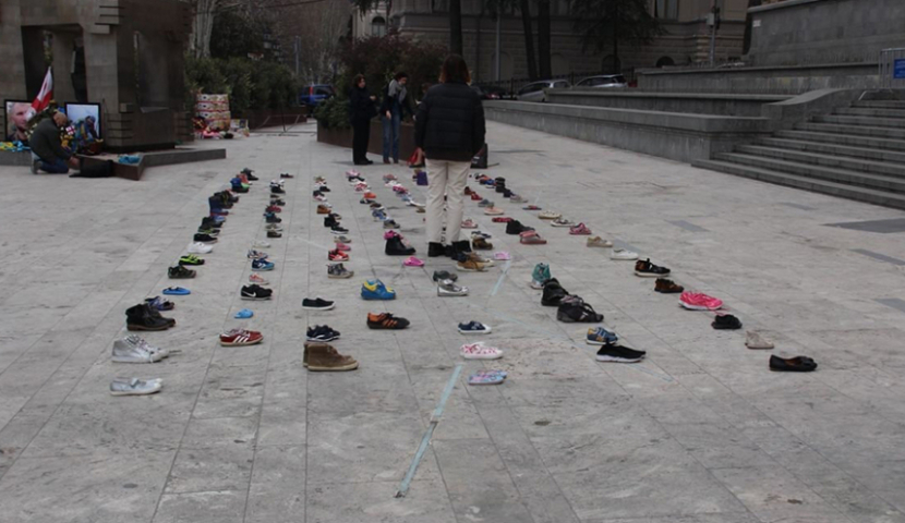უკრაინაში დაღუპული ბავშვების ხსოვნის პატივსაცემად, საქართველოს პარლამენტთან 145 ფეხსაცმელი მიიტანეს
