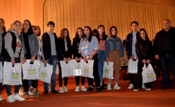 ახალციხეში წარჩინებულ მოსწავლეებს საჩუქრები გადასცეს (ფოტორეპორტაჟი)