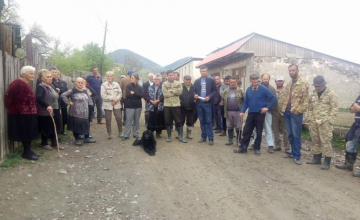 ოჯახში ძალადობის ბრალდებით დაკავებულის გათავისუფლებას, თანასოფლელები ითხოვენ 