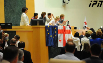 აქციის მონაწილეები პარლამენტში შეიჭრნენ