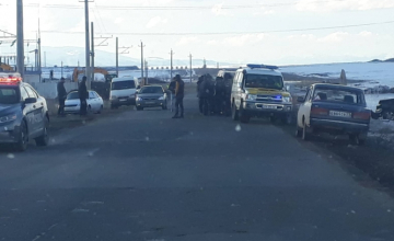 მიკროავტობუსი მსუბუქ მანქანას შეეჯახა