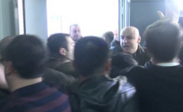 ნიკა მელიას ბორჯომის საკრებულოში ცოცხებით დახვდნენ