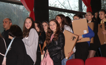 სამცხე-ჯავახეთის წარჩინებულ მოსწავლეებს ლეპტოპები გადასცეს 