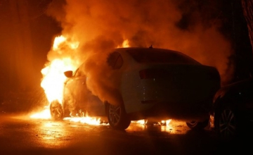 სოფელ სულდაში ადგილობრივს ავტომობილი და ავტოფარეხი დაეწვა