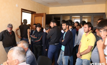 კუმურდოში სკოლის დირექტორის გადადგომას ითხოვენ