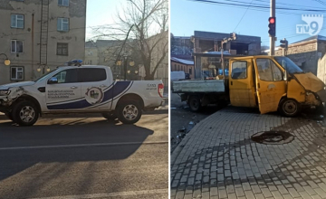 სატვირთო ავტომობილი ჯერ "პიკაპს", შემდეგ კი ტაძრის გალავანს შეეჯახა