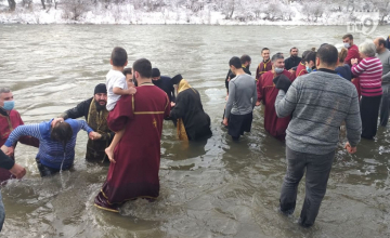 ახლციხეში, მდინარეზე განბანვის რიტუალი მიმდინარეობს
