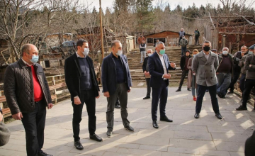 ბორჯომში მცხოვრებ დევნილ ოჯახებს დეპუტატი და გუერნატორი შეხვდნენ