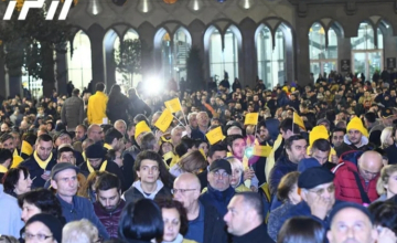 პარლამენტის წინ ოპოზიციის და მოქალაქეების აქცია მიმდინარეობს