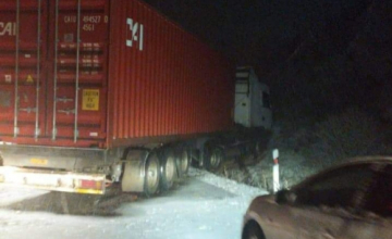 ახალციხე-ასპინძის გზაზე ტრაილერი კლდეს შეეჯახა
