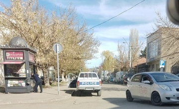 პოლიცია საგზაო მოძრაობის წესს არღვევს