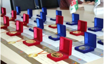 წარჩინებულ კურსდამთავრებულებს  ოქროსა და ვერცხლის მედლები  გადაეცემათ