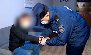 ბორჯომში, არასრულწლოვან დაზე ძალადობაში ბრალდებულს, ელექტრონული სამაჯური გაუკეთეს