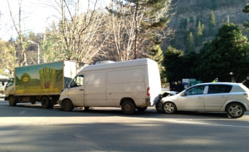 ბორჯომში სამი ავტომობილი ერთმანეთს შეეჯახა