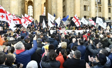 აქციის მონაწილეები პარლამენტის შესასვლელებთან 24 საათიან მორიგეობას აწესებენ