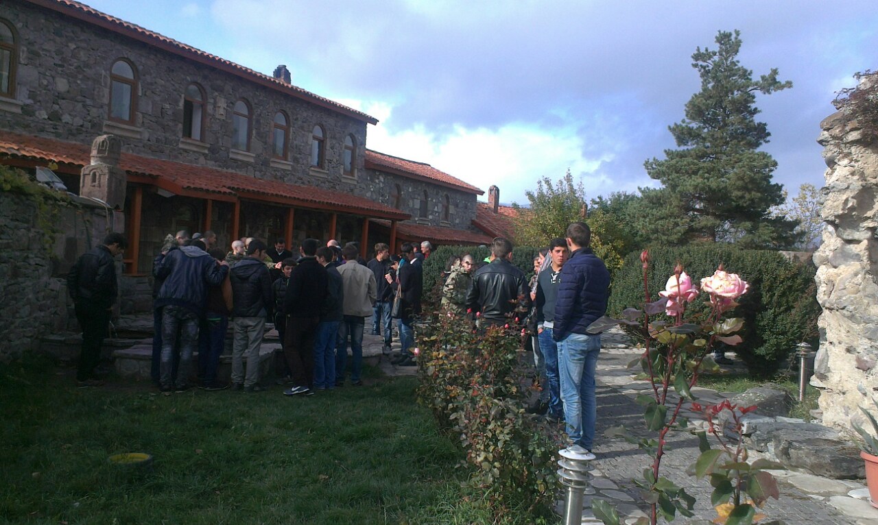 image-cca9e41f617ad2e5a3b7860b2622e81dbccb402bb2364a3ccf941fe2c36b4701-V