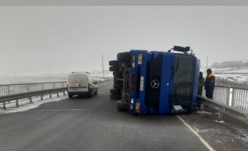 Նինոծմինդայում մերկասառույցի պատճառով բեռնատարը կողաշրջվել է