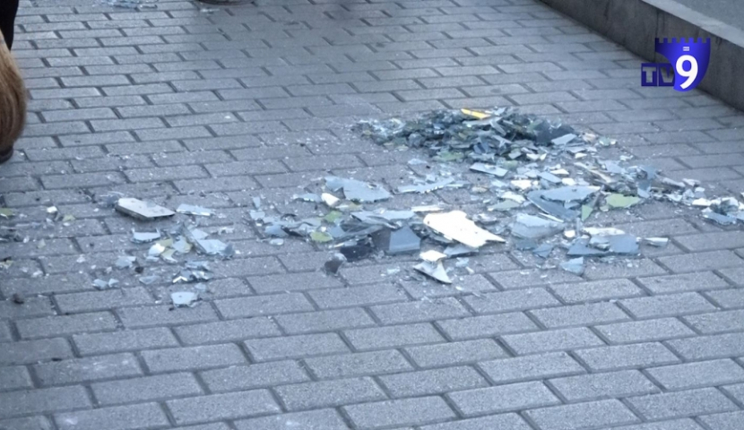 Ախալցիխեի կենտրոնական փողոցում շենքից ապակի է ընկել