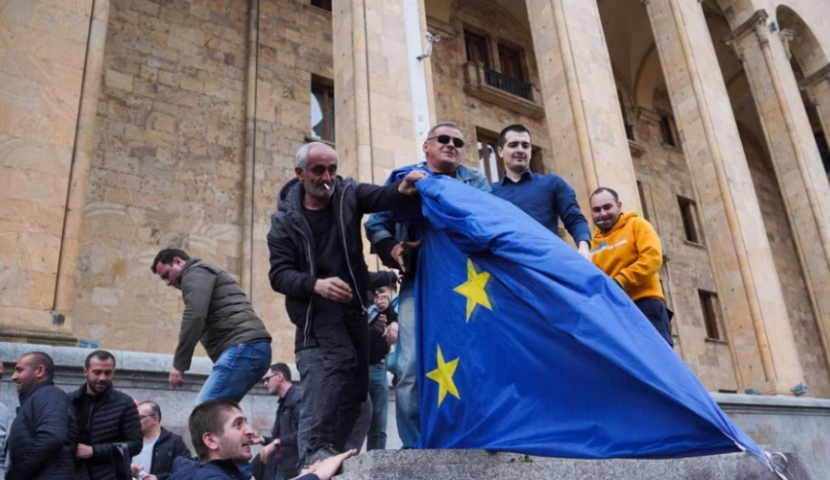 „ალტ-ინფოს“ წარმომადგენლებმა პარლამენტთან აღმართული ევროკავშირის დროშა ჩამოხსნეს და დაწვეს
