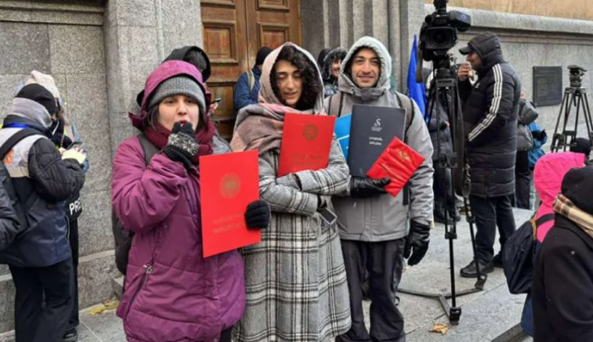 აქციის მონაწილეები  პარლამენტთან დიპლომებით მივიდნენ და ბურთს თამაშობენ